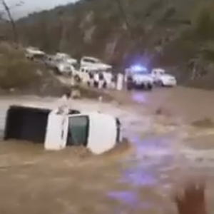 إنقاذ شاب سعودي علقت مركبته وسط السيل بعسير 