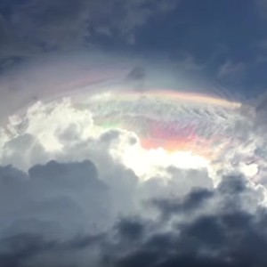 بالفيديو: سُحب ركامية تُشِع في سماء كوستاريكا