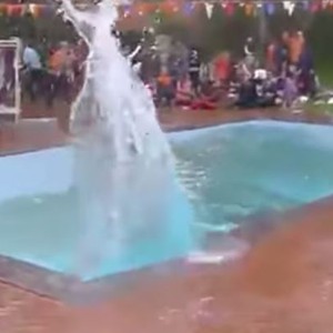 مشهد لزلزال نيبال الجديد من أحد المسابح: نموذج مُصغّر لتشكُل موجات "تسونامي"