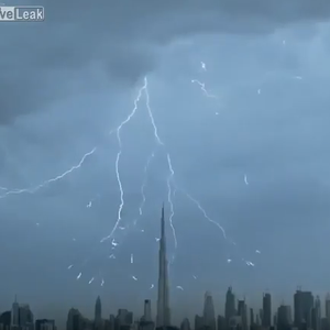 صاعقة دبي تُدهش العالم بشكلها النادر 
