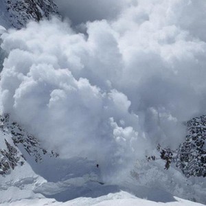 لحظة انهيار ثلوج إيفرست على المتسلقين بعد زلزال نيبال