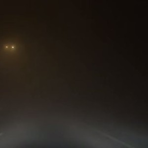 مشهد يوضح صعوبة المسير على طريق دبي العين بسبب الضباب