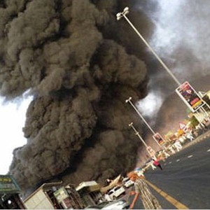 حريق ضخم يلتهم سوق الجُمعة في الفجيرة..ونشاط الرياح فاقم الأمر 