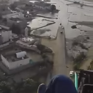 طيار شراعي يرصد حجم فيضانات وادي بيش 