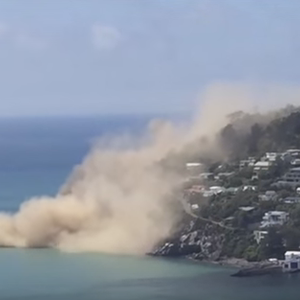 لحظة انهيار جرف صخري نتيجة زلزال في نيوزيلندا 