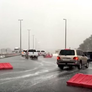شاهد قوة العاصفة الرعدية التي أثرت على فلج المعلا