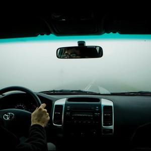 كيف تمنع البخار من التكاثف على زجاج سيارتك؟ 