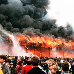 شاهد احتراق ملعب بجماهيره في أسوأ كارثة بتاريخ كرة القدم الإنكليزية عام 1985