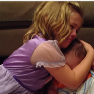  بالفيديو: أكثر من 18 مليون مشاهدة بأقل من أسبوع لبكاء طفلة لا تريد لشقيقها أن يكبر