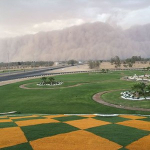 لحظة دخول العاصفة الرملية إلى مدينة القريات