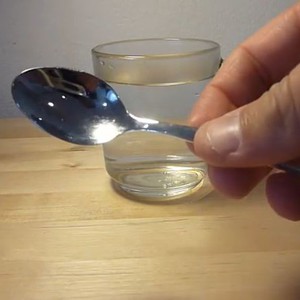 هذا ليس سحراً..شاهد ماذا يحدث عند وضع ملعقة من معدن الغاليوم داخل الماء