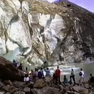 ذهبوا لاستكشاف نهر جليدي .. فكادوا أن يفقدوا حياتهم خلال ثوان