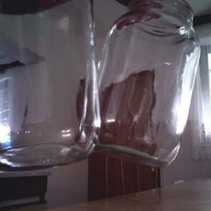 لن تصدق الصوت الجنوني الناتج عن طرق هذين الوعائين الزجاجيين 