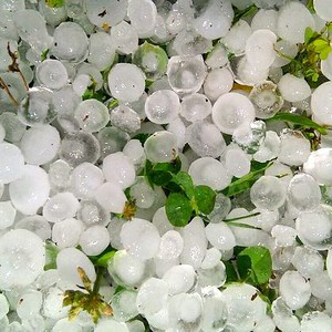 بالفيديو : شاهد مدى قوة العاصفة البردية و الأمطار في الطائف 3-12-1434 هـ