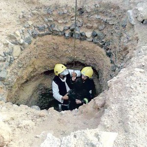 شاهد لحظة إنقاذ مراهق سقط في بئر بعمق 26 متراً في حائل