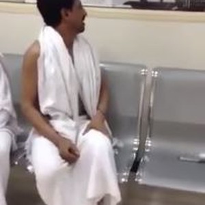 فيديو مؤثر : لحظة لقاء حاج بإبنه الذي ضاع بين الملايين في عرفات