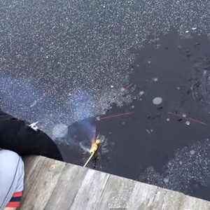 شاهد ماذا يحدث عند إطلاق الألعاب النارية داخل بحيرة متجمّدة