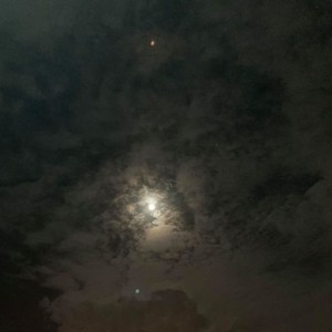 بالصور | مشاركات اصدقاء طقس العرب للقمر والغيوم ليلة أمس