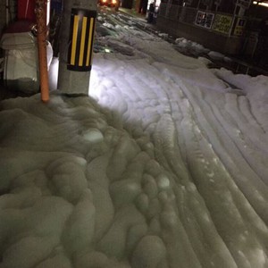 رغوة غريبة تملأ الطرقات بعد زلزال اليابان