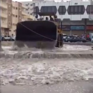 شاهد كيف تتم عملية إزالة السيول عن شوارع جدة