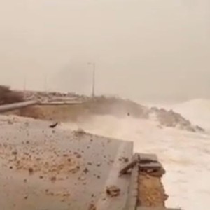 شاهد ماذا فعلت الأمواج العاتية بإحدى الطرق الساحلية في لبنان 