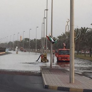 مشهد لغرق بعض شوارع كلباء بعد دخول مياه البحر 