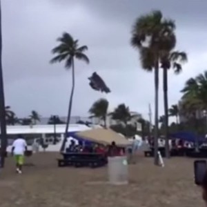 إعصار قمعي مائي يطير بمنزل (مطّاطي) مليء بالأطفال إلى السماء في فلوريدا