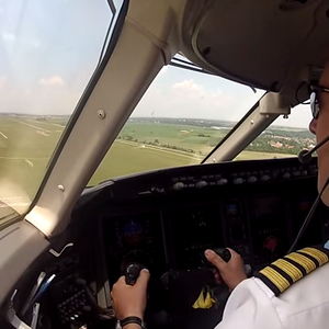 بالفيديو: معاناة كابتن طائرة بالهبوط أثناء الرياح القوية 