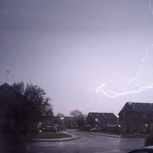 البروق تحول ليل مدينة انجليزية إلى نهار !