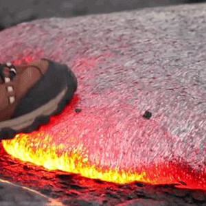 شاهد ماذا يحدث عند محاولة المشي على الحمم البركانية !