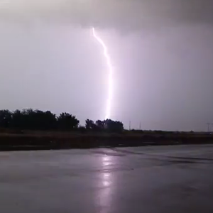 شاهد بالفيديو : "بروق ما تفصل" لا يُمكن أن تتصور أنها في منطقة سعودية