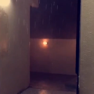 لحظة نجاة عائلة من صاعقة ضربت منزلهم بالسعودية 