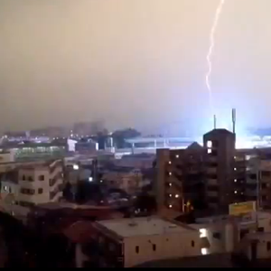 شاهد بالفيديو : صاعقة مخيفة تضرب قطاراً باليابان