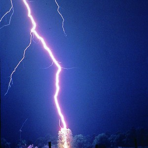 مواطن يرصد عُنف العواصف الرعدية التي ضربت جدّة فجر الثلاثاء 