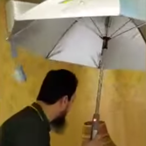 سعودي يجد حلاً عملياً يقي حجاج بيت الله الحرام أشعة الشمس