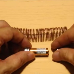 Comment fabriquer un train électrique avec un aimant et du fil de cuivre ?