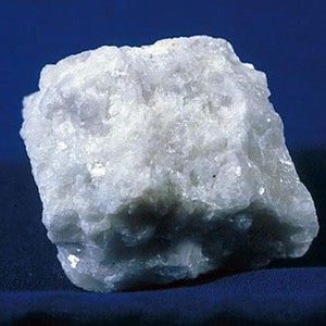 سعودي يكتشف رخام أبيض دائم البرودة في صحراء السعودية