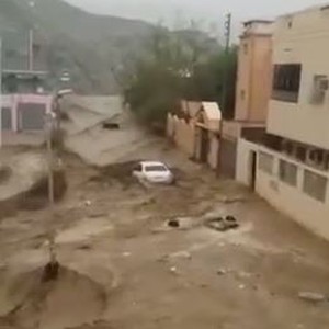 بالفيديو: سيول تاريخية تجرف كل ما في طريقها بحي العمرة في مكة المكرمة