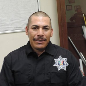 شرطي شجاع يتدخل لإنقاذ طفل عالق بالسيول الجارفة 