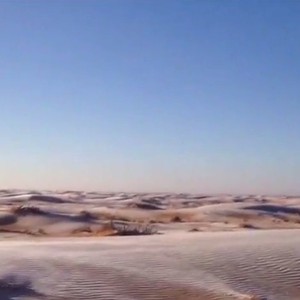 بالفيديو : شاهد كيف يغطي الصقيع رمال الصحراء في النفود بحائل