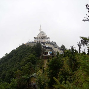 بالفيديو: "القِبلة" مسجد في آسيا على ارتفاع 1130 مترا