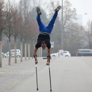 بالفيديو: معاق يدخل موسوعة جينيس بالجري على يديه