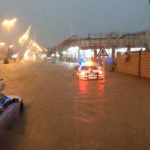 شاهد لحظة مداهمة السيول لمناطق نجران 