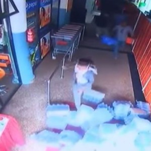 تأثير زلزال نيبال على أحد مراكز التسوق في كاتماندو