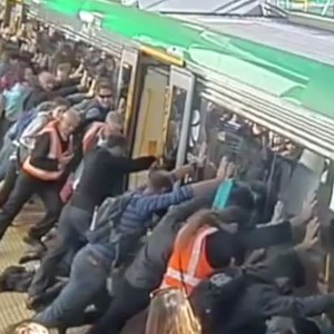 مئات الأشخاص يتحدون من أجل إنقاذ رجل علقت أقدامه بين القطار و الرصيف