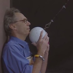 أستاذ فيزياء يعرض حياته للخطر لكي يثبت لطلابه أحد قوانين الفيزياء