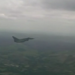 بالفيديو : طائرة قطرية تهبط بسلام في مطار مانشستر بعد تهديدات