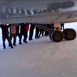 بالفيديو: نزول الرُكاب من طائرة روسيّة لدفعها بعد وصول الحرارة لـ 50 تحت الصفر