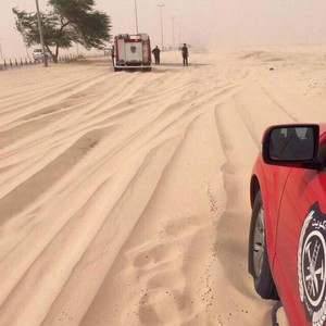 بالصور: شوارع الكويت  الخارجية دُفنت بالرمال بعد اشتداد رياح البوارح