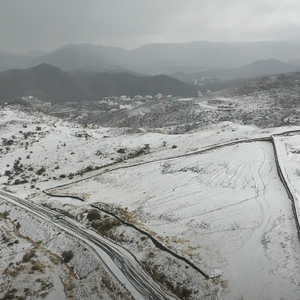 بالفيديو | وكأنها تعرضت لعاصفة ثلجية .. مشاهد نادرة من الطائرة لبردية طبب شمال غرب أبها عصر الثلاثاء